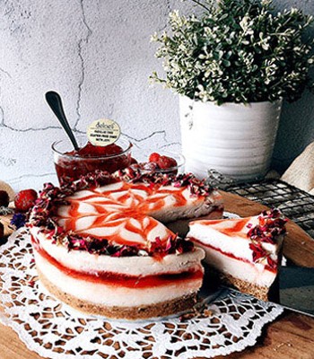 Round Strawberry Cheesecake - 35oz/1kg