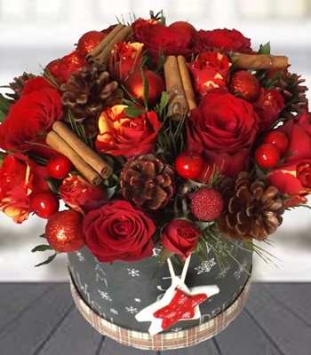 Christmas Magic - Fresh Berries, Pine Cones & Greenery