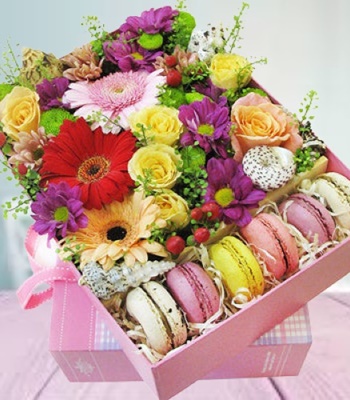 Lovely Macaron Flower Box