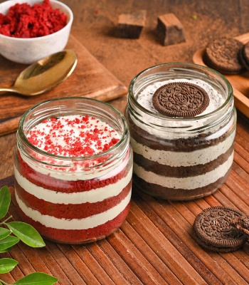 Red Velvet And Oreo Chocolate Jar Cake