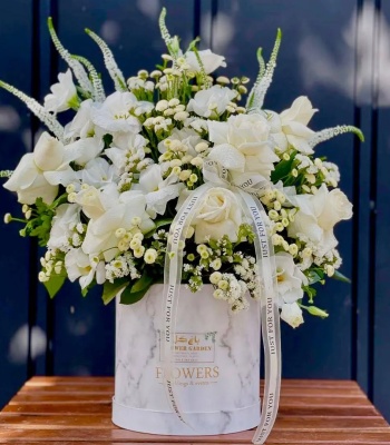 Ivory Romance Table Arrangement