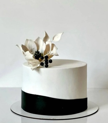 White-Black Flower Cake