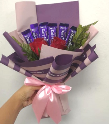 2 Ecuadorian Red Roses with Chocolates