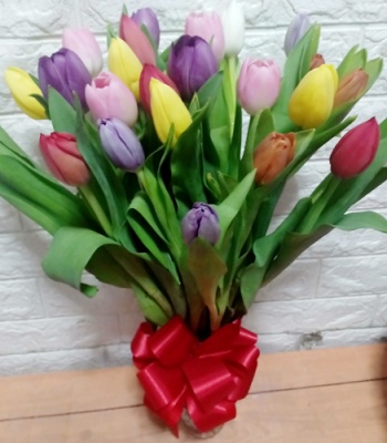 24 Mixed Color Tulip In Glass Vase
