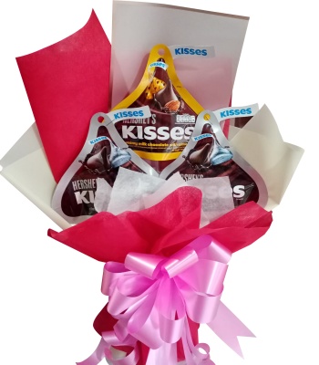 3 Hershey Packs In Bouquet