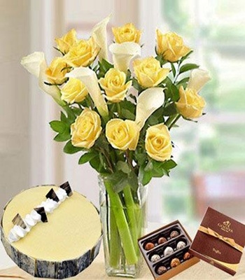 Calla Lilies And Roses With Vanilla Cake And Chocolates - Free Glass Vase
