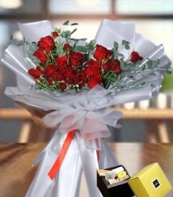 Heart Shape Rose Flower Bouquet With Patchi Chocolates