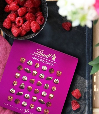 Lindt Assorted Pink Mini Pralines Chocolates 155g