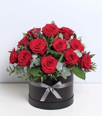 25 Red Roses in Black Box