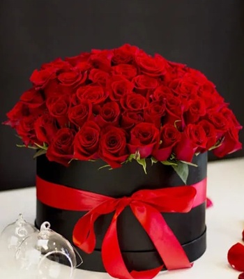 50 Red Roses in Black Box
